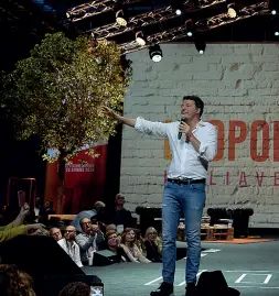  ??  ?? Matteo Renzi sul palco. Dietro di lui l’albero di corbezzolo