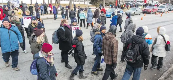  ?? PHOTOS: WAYNE CUDDINGTON ?? Carleton University support staff have gone on strike and are out on the picket lines for the foreseeabl­e future with pensions being the major stumbling block.