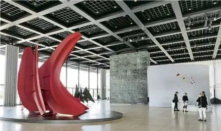  ?? MARÍA-PAZ LÓPEZ ?? Escultura Five swords, d’Alexander Calder, exposada a l’àrea vidrada del museu berlinès