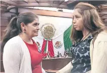  ??  ?? Laura Orozco y su mamá asistieron al Congreso, donde acusaron que criminales y elementos de la extinta AFI les arrebataro­n a sus familiares.