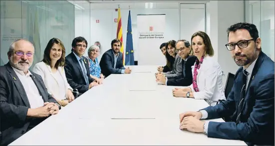  ?? NATÀLIA SEGURA / ACN ?? Serret, Puigdemont, Ponsatí y Comín con miembros del Govern de Torra –Puigneró, Borràs, Chacón y el secretario Cullell–, todos de JxCat