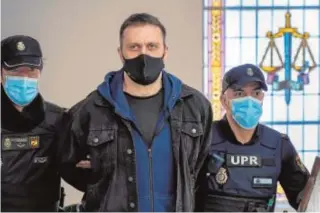  ?? EFE ?? El criminal serbio, custodiado por policías en la Audiencia de Teruel