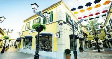  ?? ?? McArthurGl­en Designer Outlet Málaga es un exclusivo centro al aire libre
