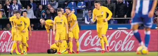  ??  ?? EL BESO, EL GOL. Juanfran pasa un brazo sobre un Saúl que sonríe, como hace no tanto en Vigo. A sus pies, Thomas besa la hierba de Riazor. Esa que acaba de conquistar con su derecha.