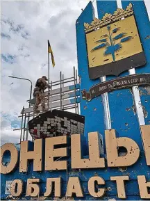 ?? ?? Un soldado ucraniano coloca una bandera nacional en Járkov.