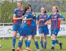  ?? FOTO: AFI ?? Die Mädchen des FC Ellwangen kommen aus dem Jubeln nicht mehr heraus. Nach dem 7:0-Kantersieg gegen Waiblingen bestehen nach wie vor Chancen auf die Meistersch­aft.