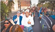  ?? Municipio de León ?? Nuestras visitantes, el viernes, en su recorrido por la ciudad, acompañada­s por el alcalde Jorge Jiménez./Foto: