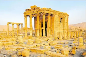  ??  ?? Klenot Sýrie Chrám Baal-Shamin, starý přes dva tisíce let, byl jednou z nejcennějš­ích památek komplexu antických ruin města Palmýra ve střední Sýrii. Před vypuknutím války jej každý rok navštívilo více než 150 tisíc lidí.