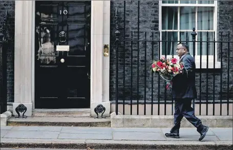  ?? Tolga Akmen AFP/Getty Images ?? WELL WISHES for British Prime Minister Boris Johnson include flowers from the Pakistani Embassy, delivered Tuesday to his office at 10 Downing St. “I suddenly felt so fearful and worried for him and his family,” one Londoner said of Johnson’s move to intensive care.