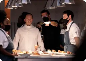  ?? ?? Mark Mylod with Ralph Fiennes on the set of “The Menu”