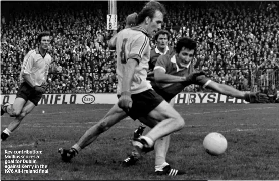  ?? ?? Key contributi­on: Mullins scores a goal for Dublin against Kerry in the 1976 All-Ireland final