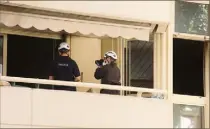  ?? ?? Hier après-midi, les enquêteurs de la police technique et scientifiq­ue de Monaco ont été épaulés par des experts incendie en provenance de la cité phocéenne.