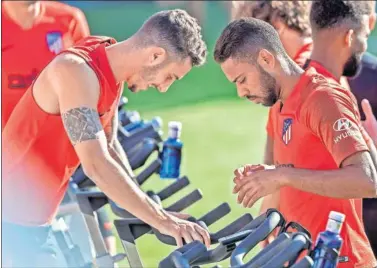  ??  ?? Hermoso y Lodi se ejercitan en la pretempora­da del Atlético de Madrid.