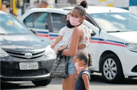  ?? ROMILDO DE JESUS/FUTURA PRESS ?? Proteção. Capital baiana obriga uso de máscara para trabalhado­res de construção civil, limpeza, mercados e postos