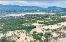  ?? REUTERS ?? A residentia­l area affected by floods due to heavy rains in Padang, West Sumatra province.