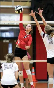  ?? PILOT PHOTO/RUDY MARQUEZ ?? Plymouth’s Chloe Holten goes for the kill.