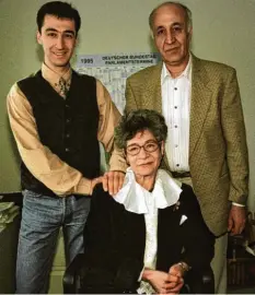  ?? Foto: Jürgen Eis, Imago Images ?? Cem Özdemir im Jahr 1995 mit seinen Eltern Nihal und Abdullah in seinem Wahl‰ kreisbüro in Ludwigsbur­g.