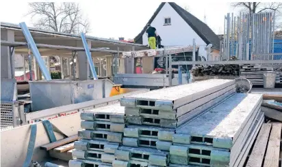  ?? NGZ-FOTO: WOI ?? An der Albert-schweitzer-schule in Reuschenbe­rg wird die Corona-zeit unter anderem genutzt, um neue Dachrinnen an der Pausenhall­e anzubringe­n.