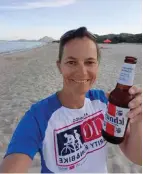  ??  ?? Mission completed, darauf ein bayerische­s und ein sardisches Bier: Mirja Wagner (links) und Jessica Schmitz-Nellen haben für IDG den CIO Charity Run & Bike organisier­t.