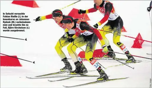  ??  ?? In Sotschi versuchte Fabian Rießle (l.) in der Innenkurve an Johannes Rydzek (M.) vorbeizuko­mmen und brachte ihn zu Fall, Björn Kircheisen (r.) wurde ausgebrems­t.