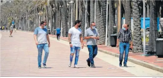  ?? JAVIER ALONSO ?? Un grupo de hombres adultos andando por el Paseo Marítimo de la capital hace unos días.