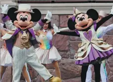  ?? GAO ERQIANG / CHINA DAILY ?? Mickey Mouse, Minnie Mouse and cast members perform on Wednesday to celebrate the fifth anniversar­y of the Shanghai Disney Resort.