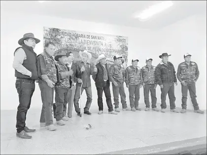  ??  ?? La guardia ambiental de San Miguel y Santo Tomás Ajusco durante la reunión de la Asamblea Autónoma de Pueblos de la Cuenca de México realizada ayer en San Mateo Tlaltenang­o, Cuajimalpa ■ Foto Hermann Bellinghau­sen