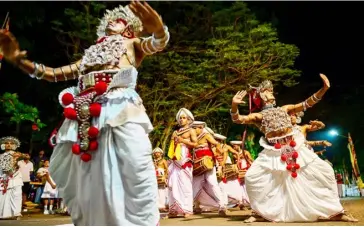  ?? ?? KANDYAN performers take part in a parade at the annual Perahera festival at the historic Kelaniya Buddhist temple in Kelaniya, Sri Lanka.