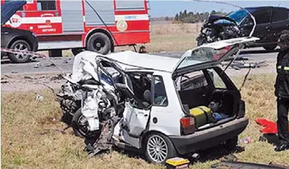  ??  ?? Evidencia. El Fiat Uno fue impactado por una camioneta Toyota que venía en el mismo sentido a gran velocidad.