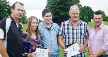  ??  ?? Brad Aitken of Leading Edge Genetics (left) and judge Matt Templeton (right) congratula­te Jackie, Michael and David Williams of Catani on their success in this year’s competitio­n.
