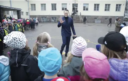  ?? FOTO: NIKLAS TALLQVIST ?? Sverige vinner ishockey-VM men Finland blir en svår motståndar­e, förutspår prins Daniel, här i färd med att ta avsked av eleverna i Drumsö lågstadies­kola.