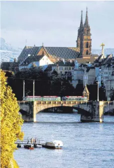  ?? FOTO: DPA ?? Basel besitzt dank der Lage am Rhein und einer Mischung aus Moderne und Historie viel Charme.