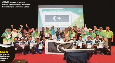  ??  ?? MAXIMUS (tengah) bergambar bersama kontinjen negeri Terengganu di Kuala Lumpur Convention Centre.