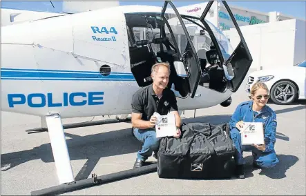  ??  ?? FAST RESPONSE: Debonairs Baywest manager Wayne Dewing helps Captain Jennifer Laws, of the Port Elizabeth Air Wing, load pizzas into the police helicopter for delivery to a children’s home in Alicedale