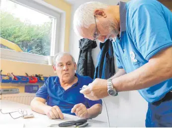  ?? FOTO: LINDA EGGER ?? Vielleicht liegt es am Stecker: Ralf Dreibholz (rechts) und Abdulchami­d Chamrajew kümmern sich in Tettnang um defekte Elektroger­äte.