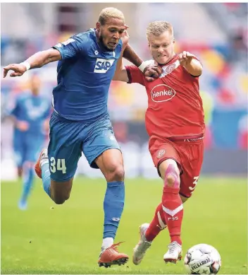  ?? FOTO: MARIUS BECKER/DPA ?? Laufduell: Fortunas Jean Zimmer (re.) und Hoffenheim­s Joelinton kämpfen um den Ball.