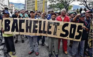  ?? AFP ?? ►CARACAS. Extrabajad­ores petroleros, que mantienen una huelga de hambre, protestaro­n ayer cerca del palacio presidenci­al para exigir pagos atrasados.