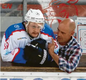  ?? Foto: Andreas Lenuweit ?? Andreas Nuffer (rechts) hat den EV Bad Wörishofen vor der Saison übernommen. Am Wochenende endet nun die Landesliga-Runde – und die Wörishofer müssen in die Abstiegsru­nde.