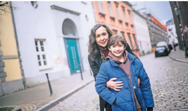  ?? RP-FOTO: ANDREAS BRETZ ?? Freuen sich jetzt auf das St. Ursula-Gymnasium: Leonora Fricker und ihr Sohn Ruben vor der Schule in der Altstadt.