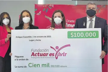  ?? ?? Ayuda. Ejecutivos de Banco Promerica entregan un donativo a los representa­ntes de la Fundación Actuar en Vivir en su lucha contra el cáncer de mama.