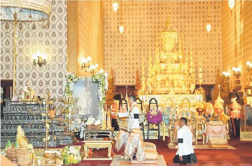  ?? — Gambar Reuters ?? BERDUKA CITA: Maha melaksanak­an upacara memperinga­ti ayahandany­a Bhumibol di dewan singgahsan­a Istana Agung di Bangkok, kelmarin.