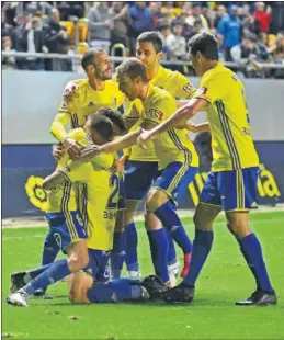  ??  ?? ALEGRÍA. Los jugadores del Cádiz celebran el gol de Carrillo.