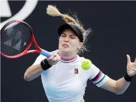  ?? AP ?? IBINALIK ni Eugenie Bouchard ang bola sa forehand shot laban kay Peng Shuai ng China sa first round match ng Australian Open tennis championsh­ips nitong Martes sa Melbourne, Australia.