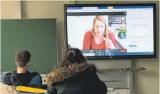  ?? FOTO:: EVBS ?? Die Forscherin Katharina Höfer ist per Videokonfe­renz ins Geislinger Klassenzim­mer zugeschalt­et und spricht über „Infektione­n“.