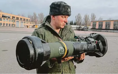  ?? FOTO PROFIMEDIA ?? Raketomet NLAW. Manipulaci se snadno ovladateln­ým postrachem nepřátelsk­ých tanků zvládá i ukrajinská domobrana.