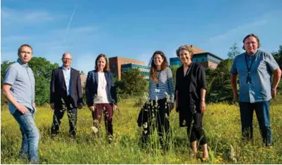  ?? FREDRIK REFVEM ?? Der det i dag er diger blomsteren­g og skog på Ullandhaug, skal Nye SUS ruve. Tom Brueland, Geir Endresen og Kristin Stømer Frafjord frå Kruse Smith og Therese Saeland Øvernes, Kari Gro Johanson og Bent Ove Tjøtta frå Nye SUS møttast tysdag for å sjå...