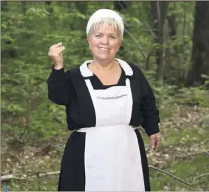  ??  ?? Mimie Mathy : « J’aime beaucoup l’adéquation entre Mimie et l’ange gardien : ça change du côté méchant qu’on avait attribué aux personnes de petite taille ».