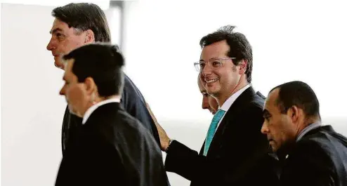  ?? Pedro Ladeira 11.fev.20/Folhapress ?? O secretário Fabio Wajngarten (de óculos) acompanha o presidente Jair Bolsonaro em evento no Palácio do Planalto