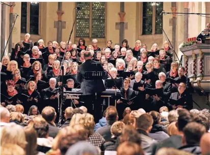  ?? RP-ARCHIVFOTO:
DIETRICH JANICKI ?? Wenn Kantor Thomas Gerhold bei der „Adventskam­mer“ein musikalisc­hes Angebot macht, ist die Stadtkirch­e stets proppenvol­l.