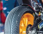  ??  ?? Symmetrisc­hes Profil, asymmetris­cher Aufbau: die MotoGP-Regenreife­n von Michelin